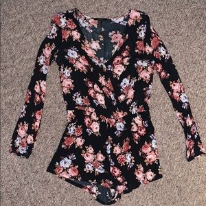 Long sleeve flower romper 🌹